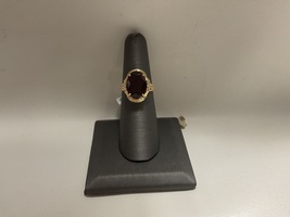  10kt yellow gold garnet 2.40dwt ring